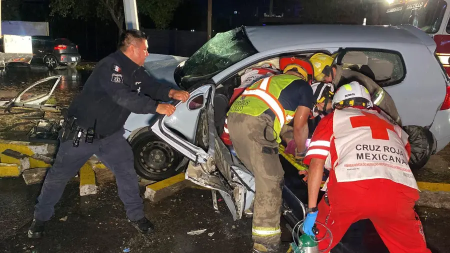 Paramédicos de Cruz Roja y Bomberos de Saltillo laboraron en el rescate y atención del joven y su acompañante quien perdió la vida en el lugar.