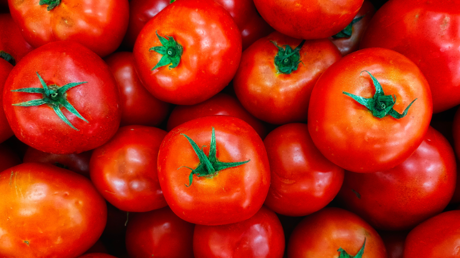 El aumento en productos básicos como el jitomate refleja presiones inflacionarias en alimentos esenciales.