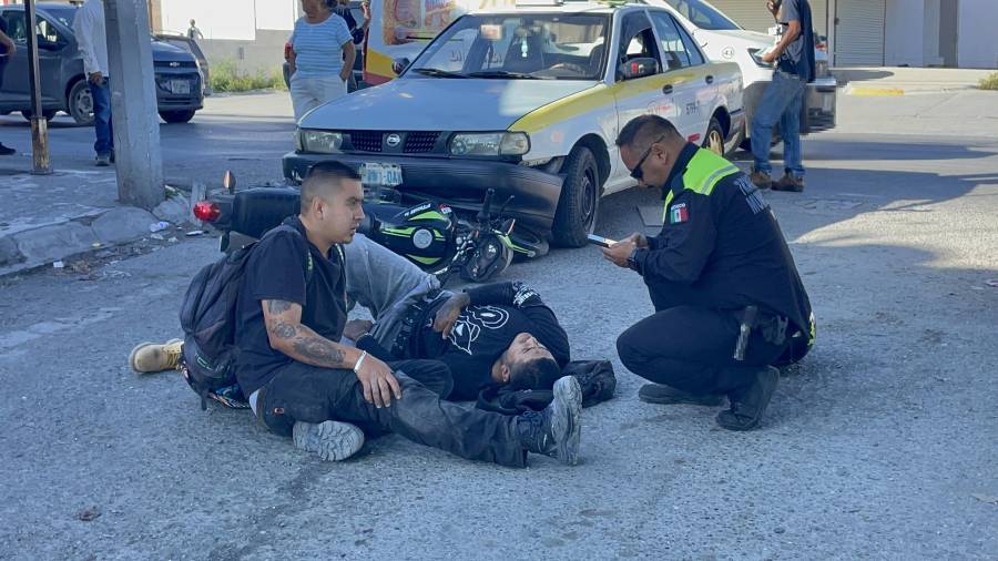 Uno de los ocupantes de la motocicleta quedó tendido sobre la carpeta asfáltica tras el impacto, presentando dolores en una pierna y en las costillas, mientras testigos solicitaban apoyo de las autoridades.