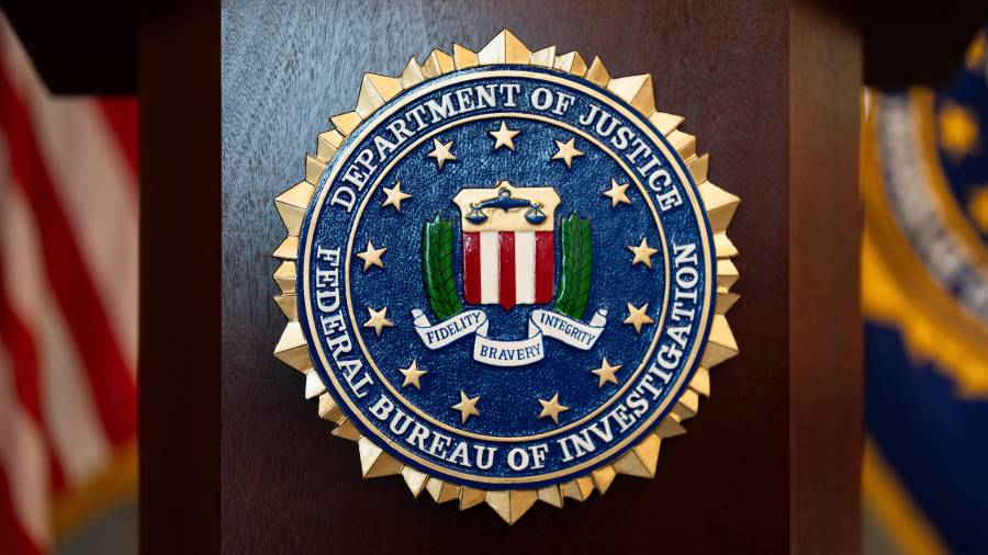 El logotipo del FBI, en un podio antes de una conferencia de prensa en una oficina de la agencia en Portland, Oregon, el 16 de enero de 2025.