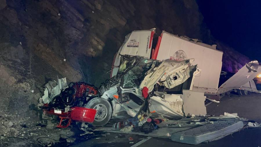 La cabina de la unidad quedó completamente destruida.