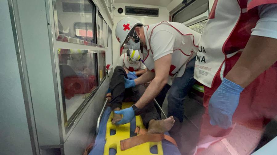 La mujer fue atendida por paramédicos de la Cruz Roja.