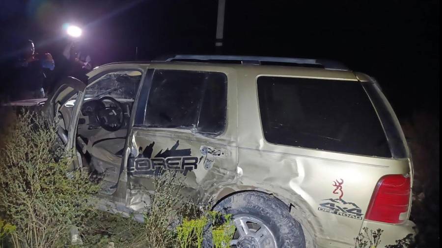 La camioneta Explorer quedó abandonada a un costado de la carretera Parras-General Cepeda después del choque; su conductor huyó a pie hacia el monte.