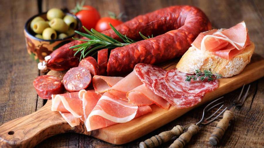 Los embutidos como salchicha, jamón y chorizo son alimentos comunes en la dieta diaria, pero especialistas advierten sobre sus posibles efectos negativos en la salud cuando se consumen con frecuencia.