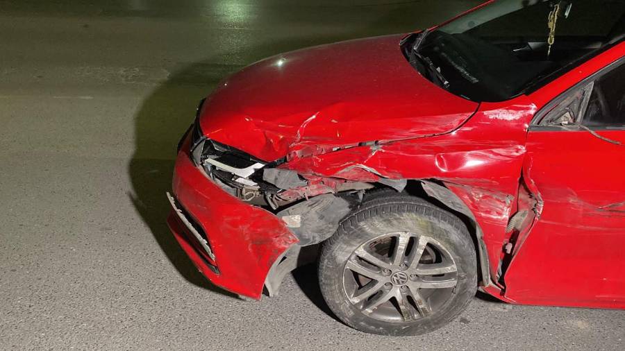 El conductor de un Volkswagen Jetta presuntamente intentó escapar después de chocar contra un vehículo estacionado; sin embargo, fue alcanzado por los afectados metros más adelante debido a los daños que sufrió su propia unidad.