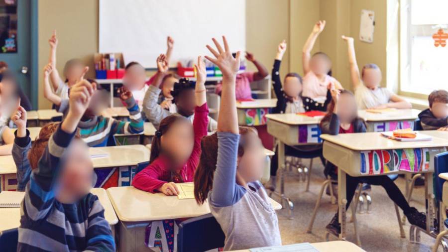 La Comisión de Educación del Senado aprobó una iniciativa que prohíbe a escuelas públicas y privadas usar la imagen, voz y datos personales de estudiantes menores de edad con fines comerciales, salvo autorización previa, expresa e informada de madres, padres o tutores.