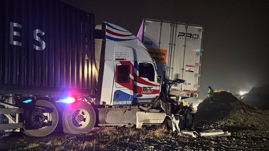 La carambola se registró a la altura del kilómetro 40, en Ramos Arizpe, donde varias unidades de carga pesada se vieron involucradas tras la irrupción de un presunto vehículo fantasma.