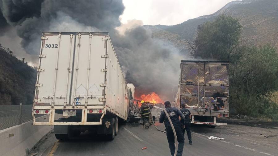Bomberos acudieron al lugar a sofocar el incendio.