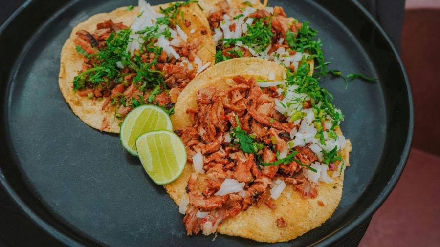 El taco no es solo un platillo en México: es un símbolo cultural que atraviesa clases sociales, regiones y generaciones.