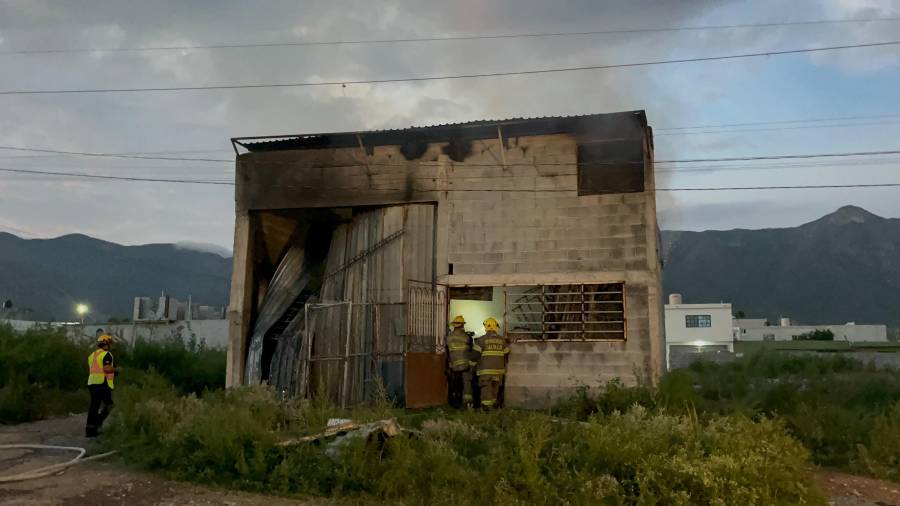 Bomberos trabajaron durante varias horas para controlar el incendio en la bodega.