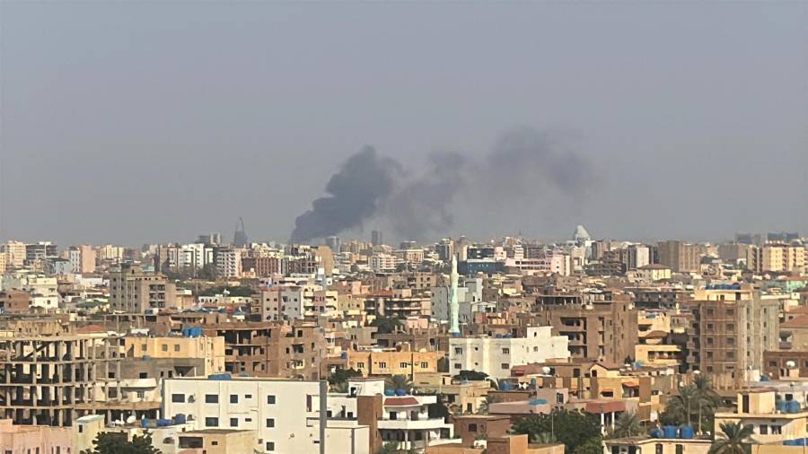 Humo elevándose sobre Jartum, Sudán, el 26 de septiembre de 2024, luego de que el ejército sudanés iniciara una operación para tomar el control de zonas de la capital, arrebatadas a su rival, el grupo paramilitar Fuerzas de Apoyo Rápido.