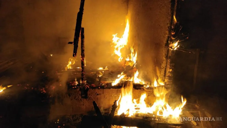 El cuerpo de bomberos trabajó para sofocar las llamas en el incendio causado por una fuga de gas.