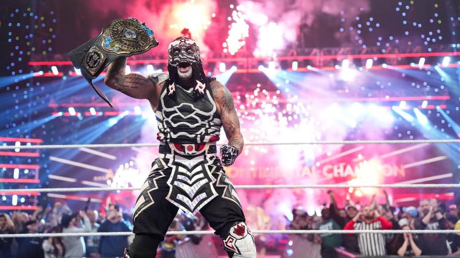 El mexicano Penta Zero Miedo celebra tras derrotar a Dominik Mysterio y conquistar el Campeonato Intercontinental de WWE, su primer título desde su llegada a la empresa.