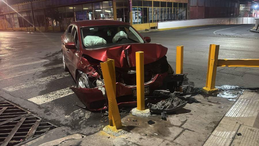 El Sentra señalado como la unidad que habría provocado el accidente terminó proyectado contra los bolardos ubicados en el cruce de Allende y Presidente Cárdenas.
