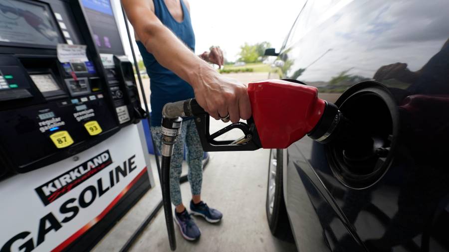 El alza en precios de las gasolina a consecuencia del bloqueo marítimo del Estrecho de Ormuz generó presiones inflacionarias en la economía mundial.