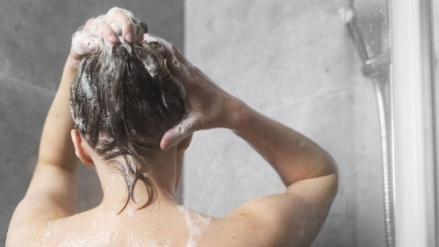 El Viernes Santo combina fe, tradición y superstición. Aunque algunos creen que no se debe bañar, la iglesia aclara que estas prácticas no forman parte de las normas religiosas.