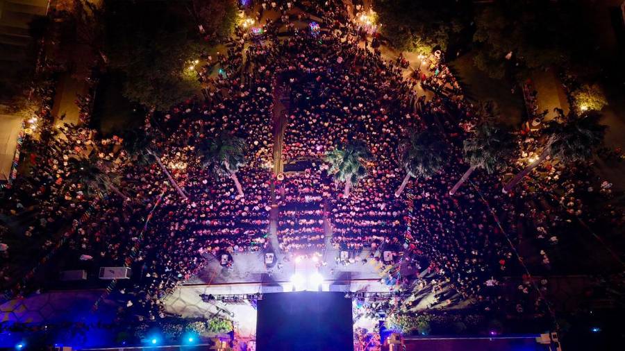 Tropicalísimo Apache cerró la primera noche del festival con un concierto que puso a bailar a los asistentes.