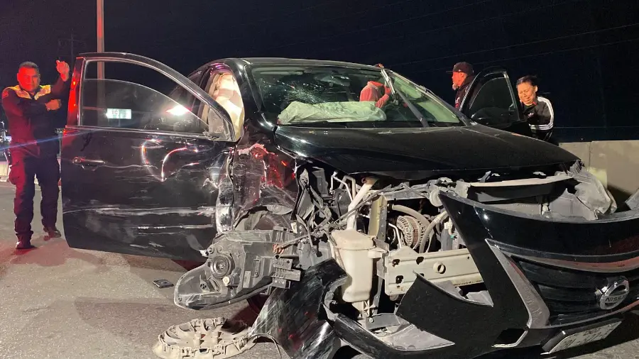 El Nissan Versa terminó con daños en las partes frontal y lateral tras la colisión en el bulevar Fundadores.