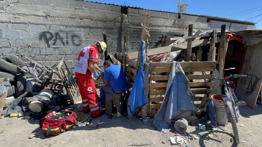 Paramédicos auxiliaron al lesionado tras quedar atrapado con una tarima.
