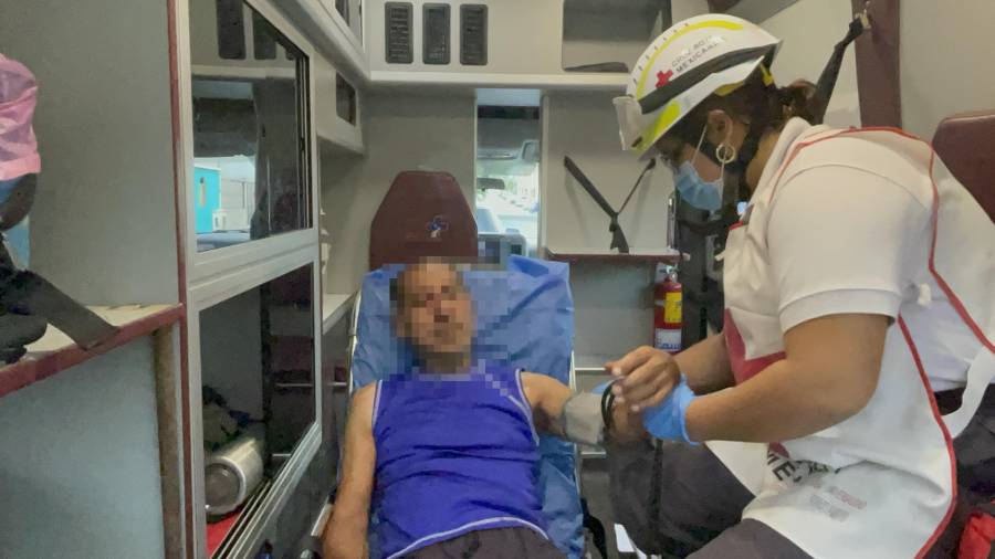Antonio ¨N¨, de 59 años, recibió atención por parte de paramédicos de la Cruz Roja luego de presentar lesiones en el rostro y sangrado nasal derivado de la presunta agresión ocurrida al interior de su vivienda.