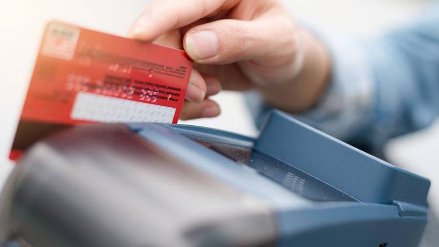 Recuerda que si clonan tu tarjeta o te la roban debes comunicarte a la línea de emergencia de tu banco y solicitar la cancelación de la misma