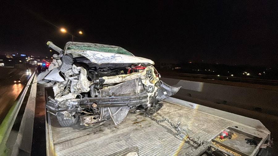 El vehículo Chevrolet quedó volcado en medio del periférico Luis Echeverría tras ser presuntamente impactado por un automóvil fantasma.