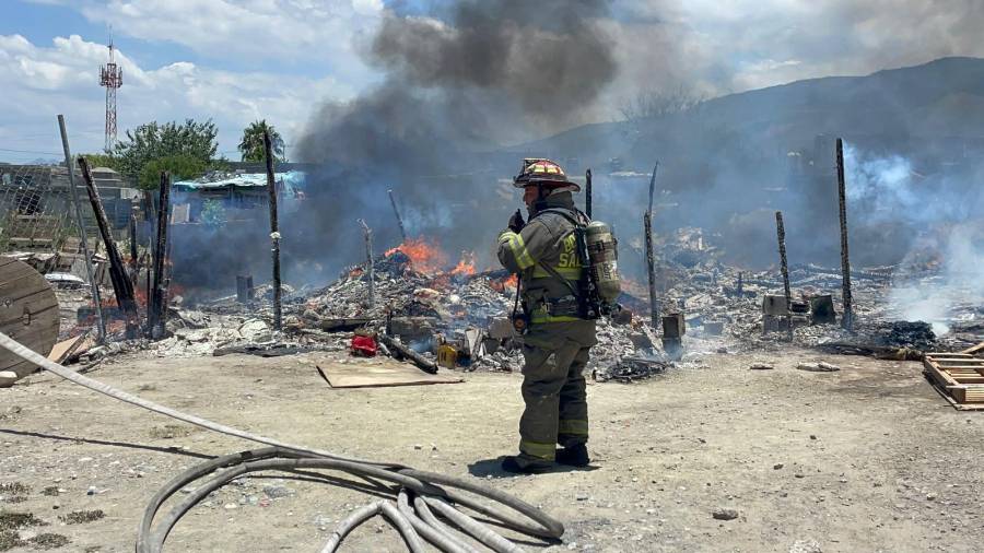 Bomberos sofocaron el incendio que consumió varios tejabanes en la colonia Lomas del Pedregal.