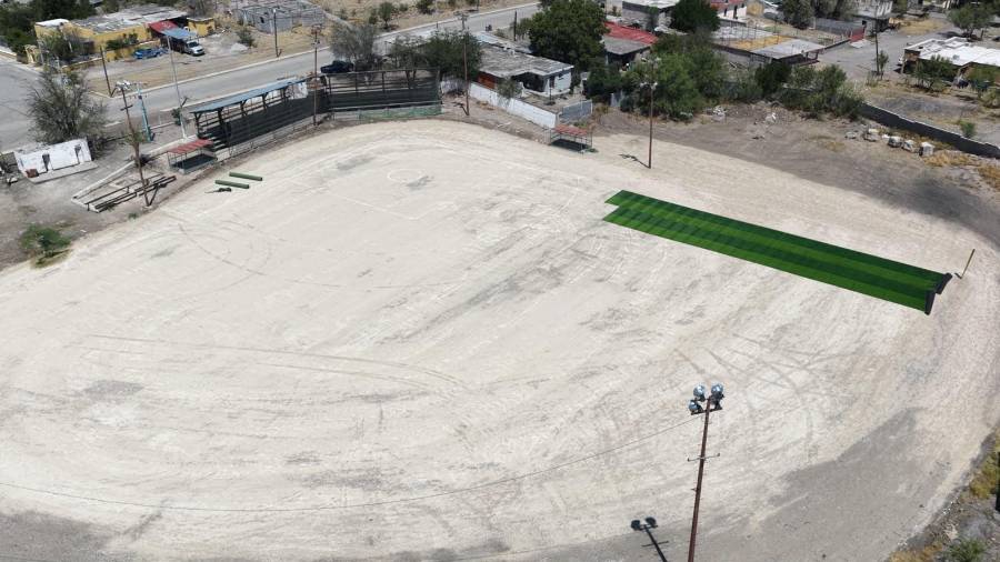 Con pasto sintético y una rehabilitación integral, Sabinas impulsa el nuevo rostro del beisbol infantil y juvenil en Agujita. FOTOS: CORTESÍA
