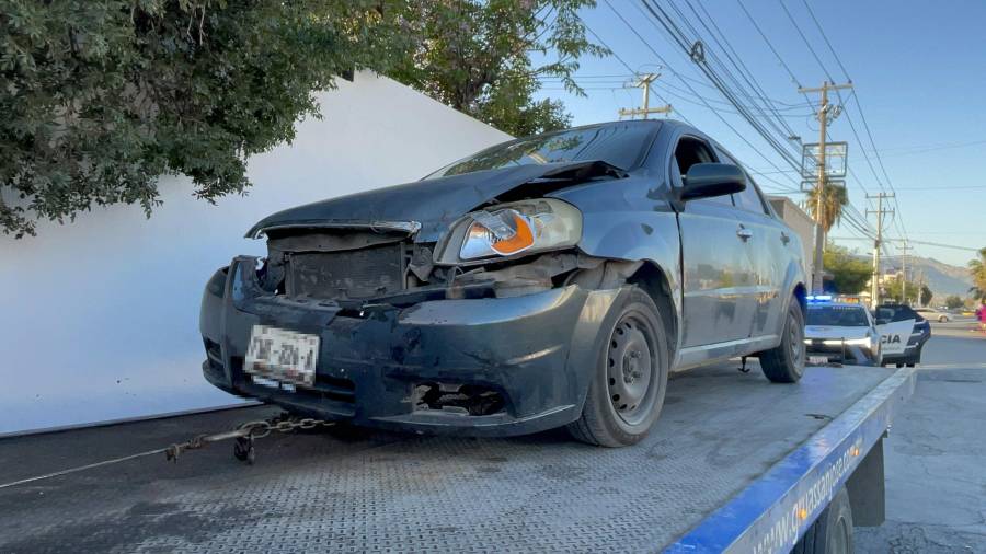 El automóvil Chevrolet Aveo involucrado en el incidente fue retirado con apoyo de una grúa, luego de quedar varado sobre el cordón de la cuneta tras el percance vial.