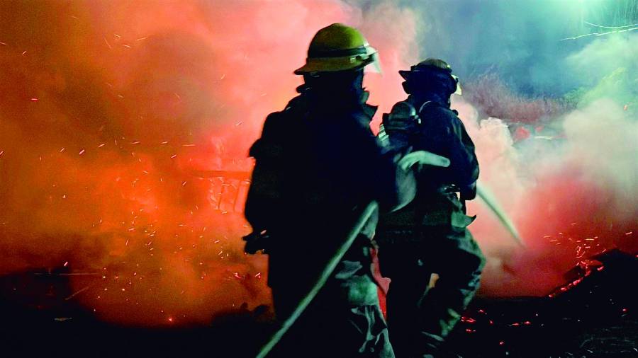 El fuego se originó en matorral y pastizal, materiales altamente inflamables en esta temporada.