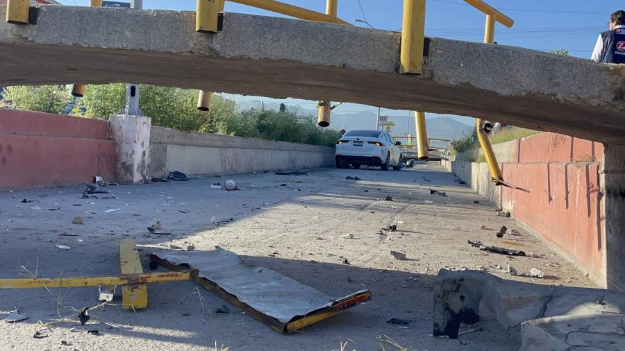 El vehículo se impactó primero contra un puente peatonal antes de caer al arroyo.