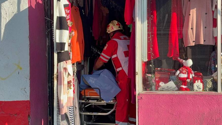 Paramédicos de la Cruz Roja acudieron al lugar para atender al adulto.