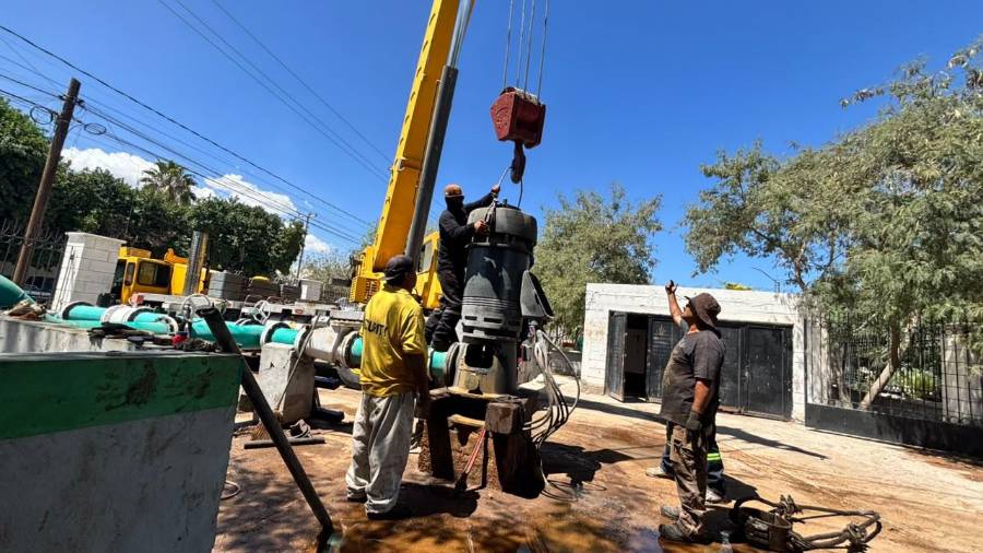 Cuadrillas técnicas del SIMAS Torreón trabajan en la rehabilitación de la bomba.