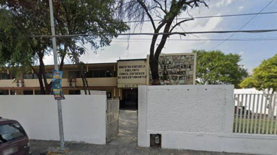 Autoridades de Nuevo León investigan la intoxicación de una menor con cristal dentro de una secundaria de Monterrey.