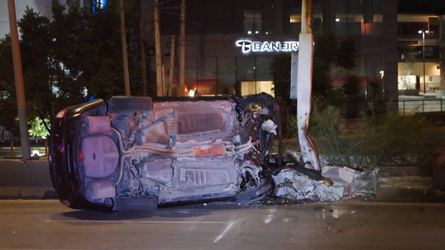 La unidad terminó con severos daños materiales, principalmente en la parte frontal.
