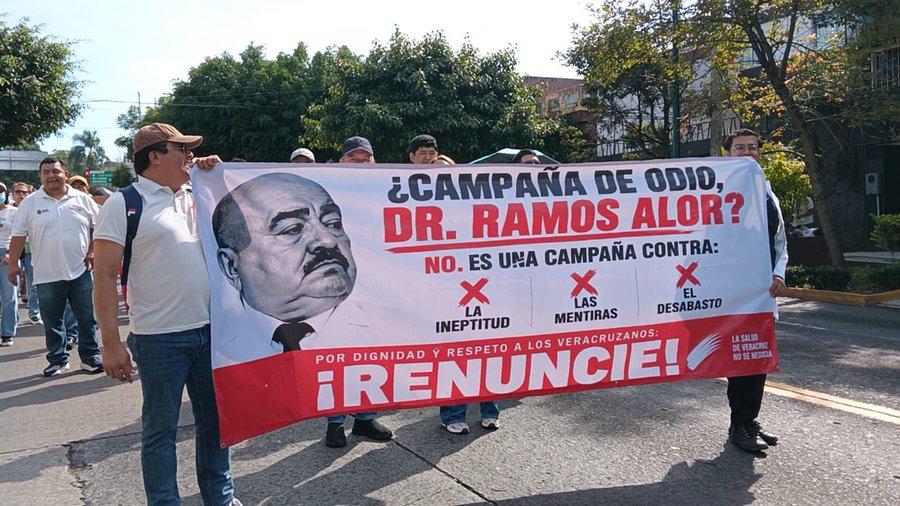 Protesta en Xalapa, Veracruz, por falta de insumos y mal gasto público en servicios médicos