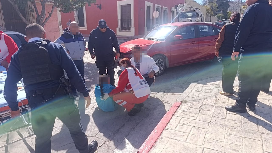 Paramédicos de Cruz Roja trasladaron a la víctima a un centro de salud para su atención.