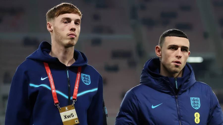 La ausencia de varias estrellas inglesas ya está marcando el Mundial. En la imagen, Cole Palmer y Phil Foden, dos jugadores que a cualquier selección le gustaría tener.