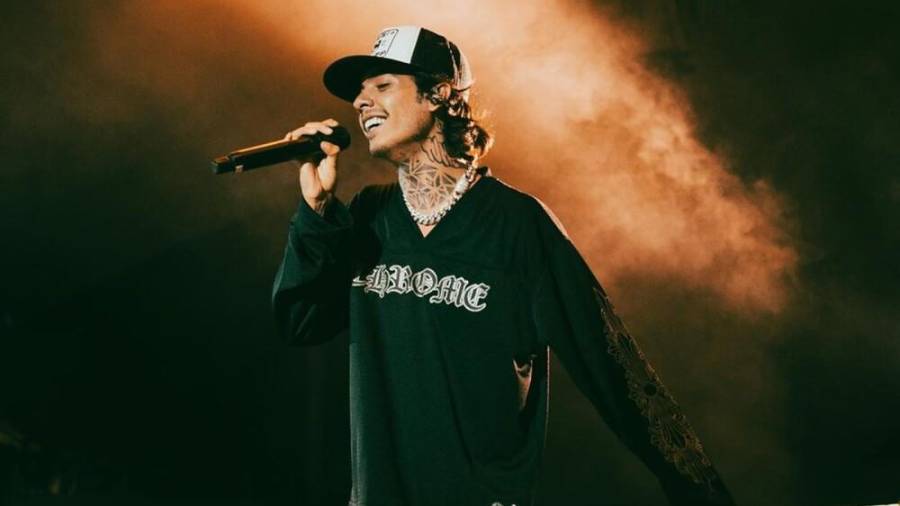 El año pasado, el cantante de “corridos tumbados” se vio involucrado en asuntos relativos a la justicia cuando fue captado en un video ofreciendo dinero a oficiales de la policía de Hermosillo para no ser detenido.