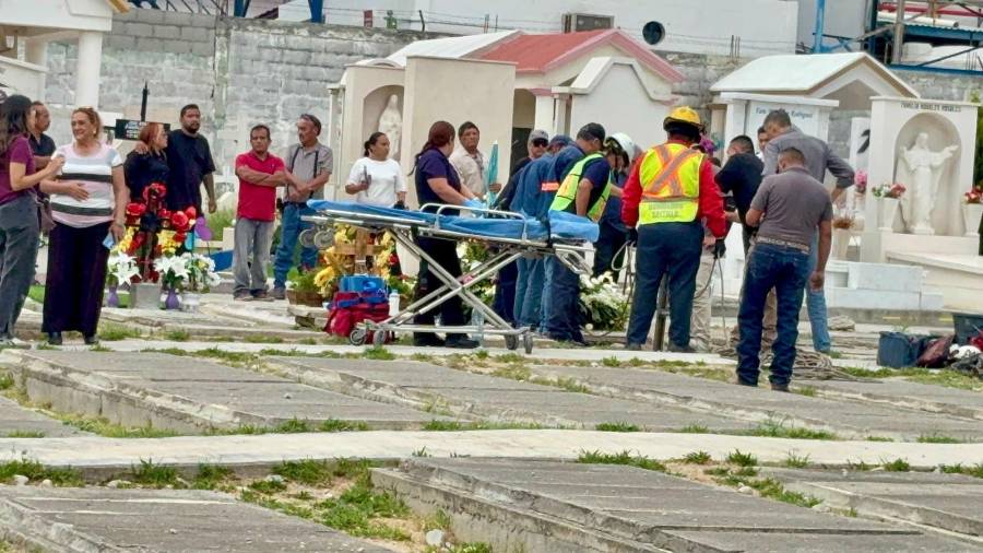 Paramédicos trasladaron a la mujer a un hospital para descartar lesiones.