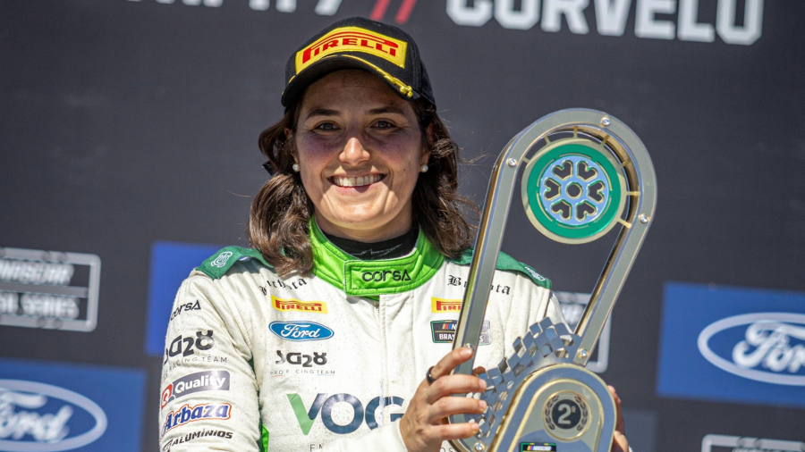 La piloto colombiana condujo el Ford Mustang número 25 rumbo a su primer triunfo en NASCAR Brasil Series.