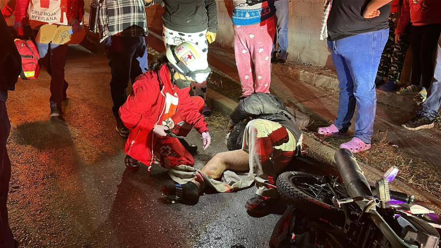 La Cruz Roja auxilió al desafortunado motociclista, quien fue arrollado por camioneta en la colonia Loma Linda.