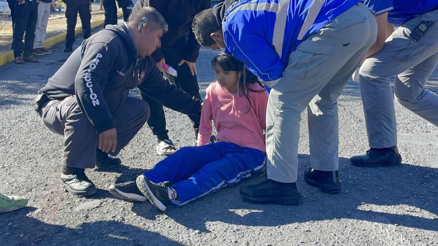 Oficiales de Tránsito entrevistaron al conductor de la unidad involucrada.