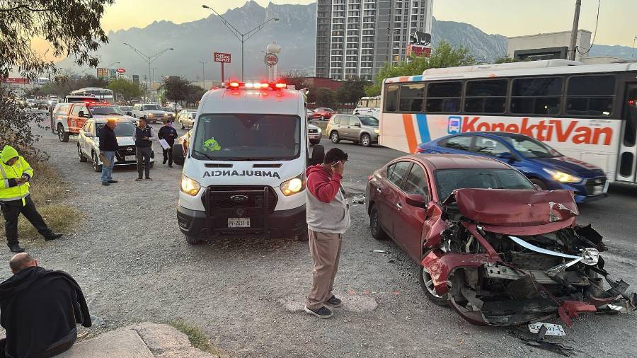 Un Versa se impactó contra camión de la ruta 107 en carretera a Saltillo, a la altura de Praderas de Santa Catarina; reportan dos lesionados leves.
