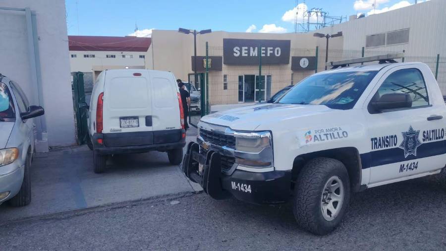 Trabajadores del SEMEFO se dieron a la tarea de realizar el levantamiento del cuerpo.