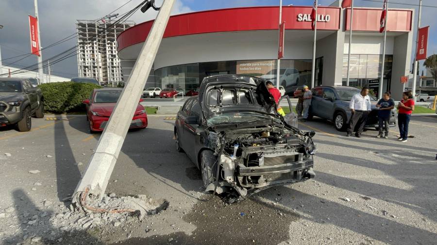 Paramédicos de la Cruz Roja y elementos de Bomberos auxiliaron al conductor tras el impacto registrado frente a una agencia automotriz sobre Venustiano Carranza.