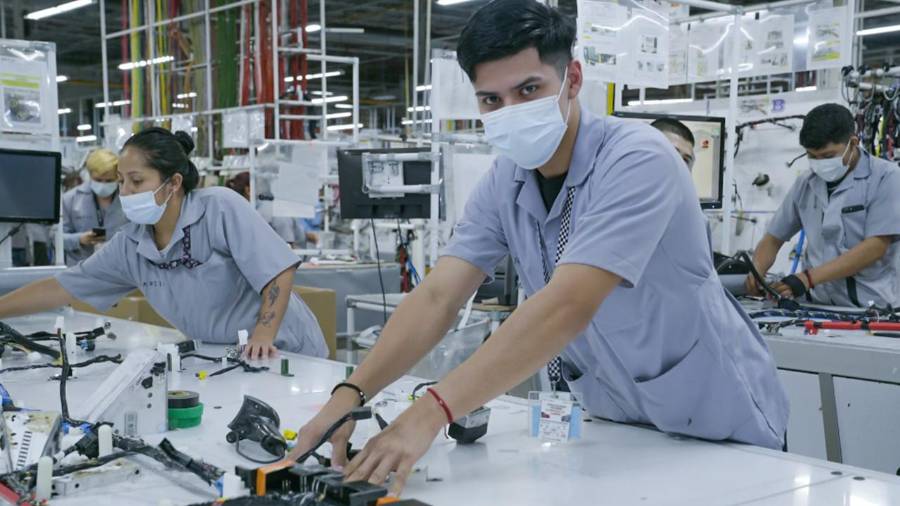 El volumen físico de la producción de la industria manufacturera creció 0.96 por ciento anual en los primeros ocho meses de 2026, después de disminuir 0.07 por ciento en el mismo lapso del año previo.