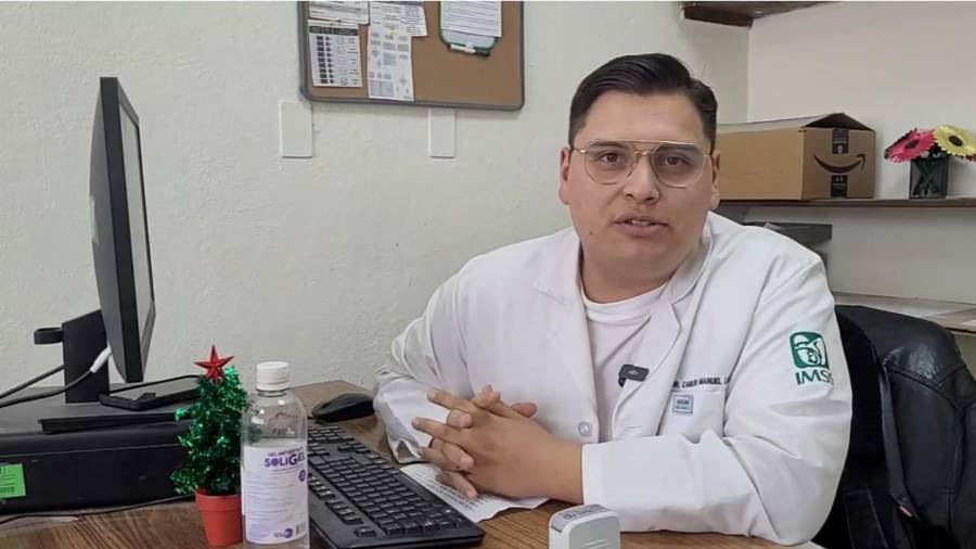 El médico familiar Carlos Lara Rodríguez destacó la importancia del cuidado en menores y adultos mayores durante la temporada invernal.