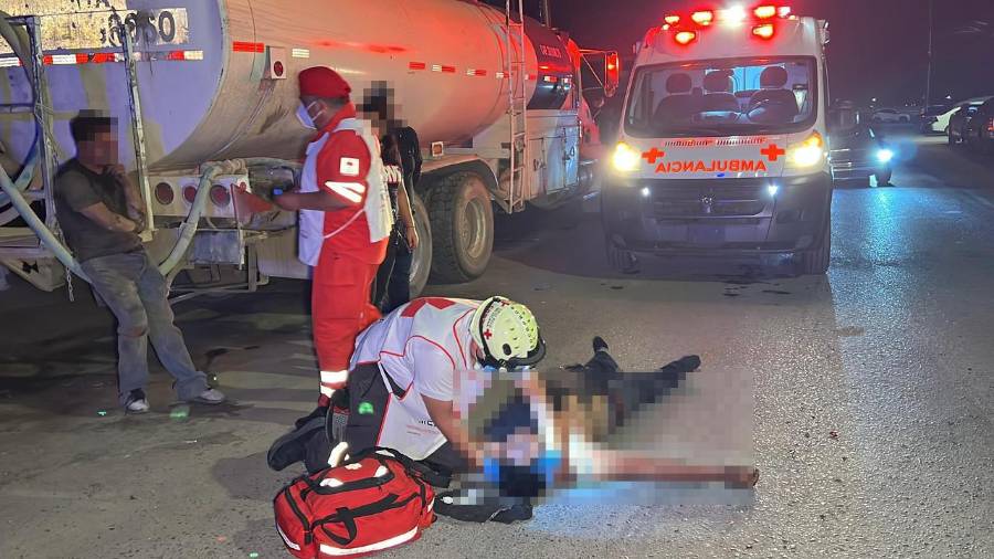 Paramédicos de la Cruz Roja brindaron atención de emergencia a las víctimas, quienes fueron localizadas con lesiones de consideración y trasladadas a una clínica del IMSS para recibir atención médica especializada.