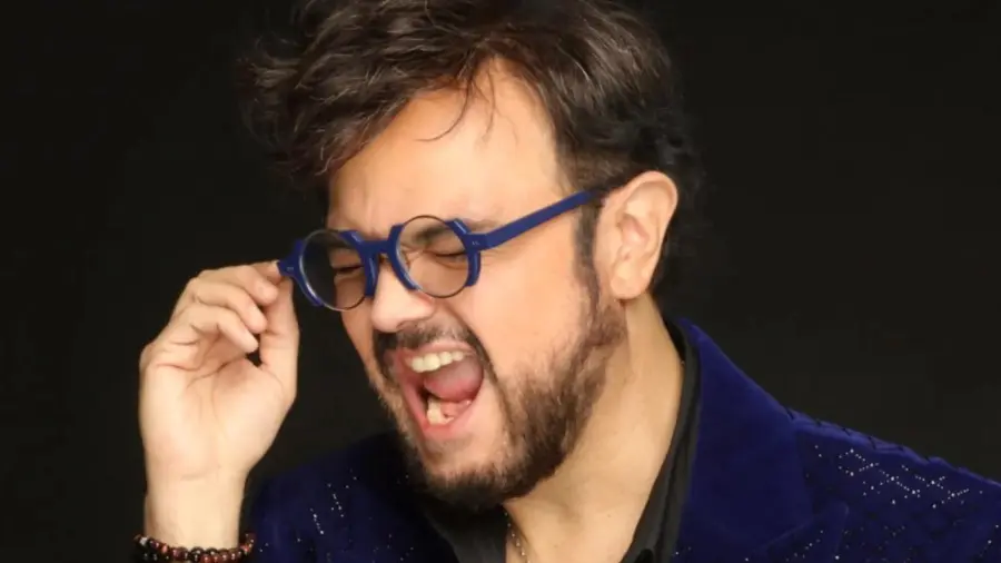 Syntek sorprendió durante una transmisión en vivo al decir que está “loco” y compararse con Jesucristo, Frida Kahlo y Benito Juárez.